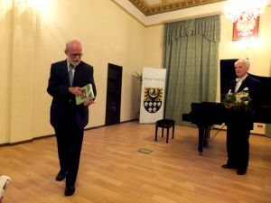 Wojciech Kowalski handed to the performers an anual „Brzask" on behalf of the Trzebnica Land Lovers Association. Photo by Zenobia Kulik.